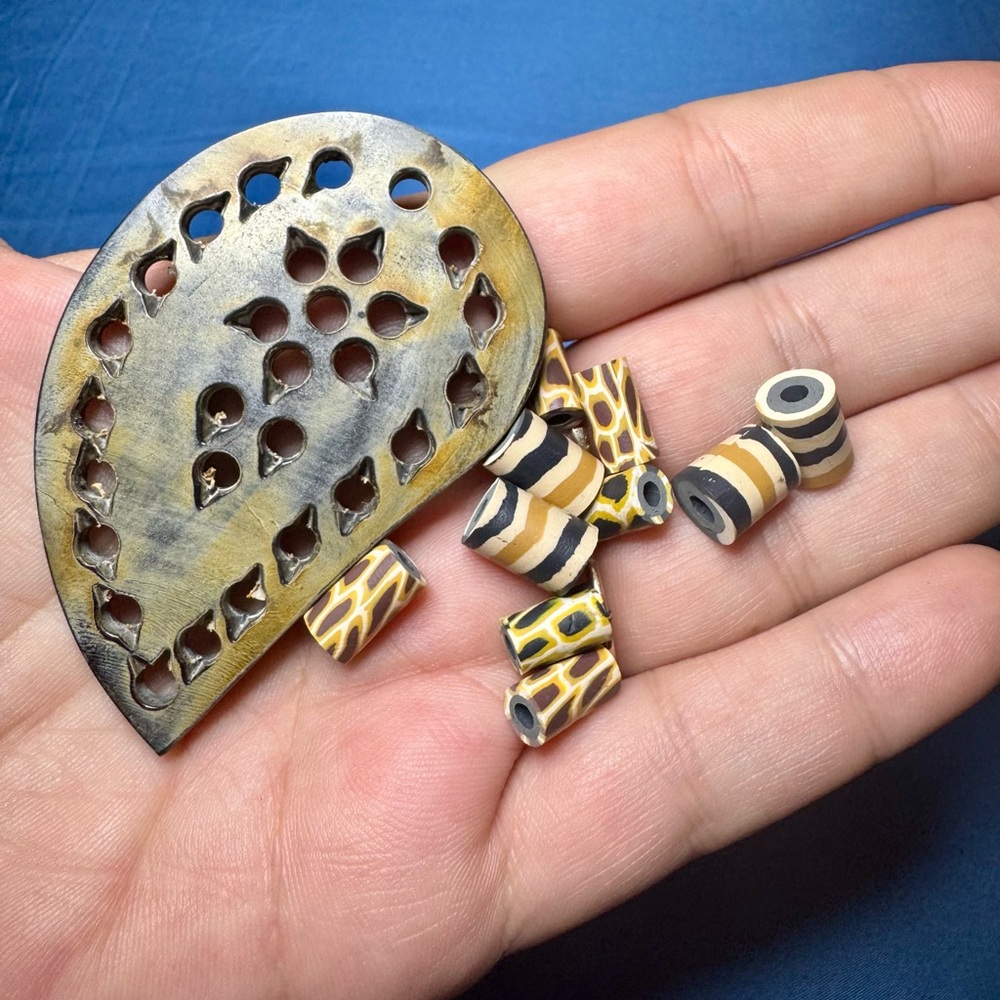 Elegant Black and Tan pendant with Intricate Design